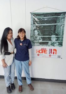 Dra. Sonia Moreno con una voluntaria.